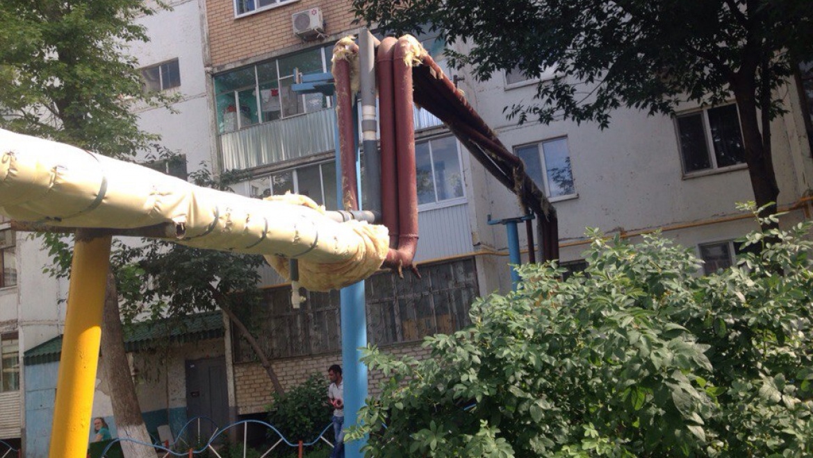 В Оренбурге трактор повредил компенсатор теплопровода